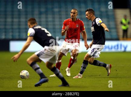 Der Darren Pratley (Center) von Charlton Athletic ist im Einsatz Stockfoto