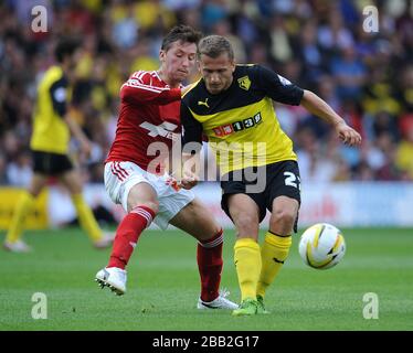 Watfords Almen Abdi (rechts) und der Radoslaw Majewski (links) von Nottingham Forest kämpfen um den Ball. Stockfoto