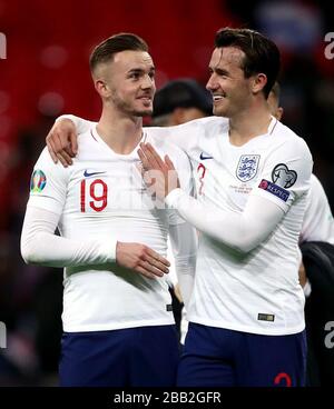 Englands James Maddison (links) und Ben Chilwell feiern ihren Sieg nach dem Schlusspfiff Stockfoto