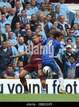 Der FC Manchester City (links) und der FC Chelsea David Luiz (rechts) kämpfen um den Ball Stockfoto