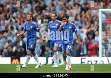 Chelseas Eden Hazard (rechts) fiel nach Manchester City aus Stockfoto