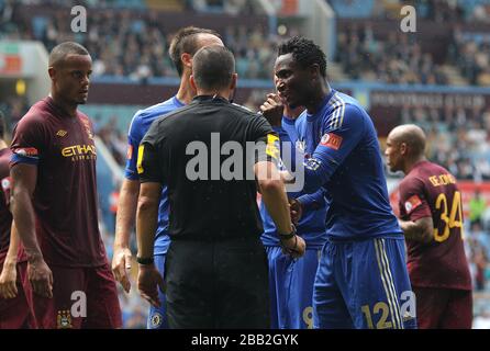 Chelseas John Terry und Jon Obi Mikel (rechts) haben ein Wort mit Schiedsrichter Kevin Friend, nachdem sie Chelseas Branislav Ivanovic abgeschickt haben Stockfoto