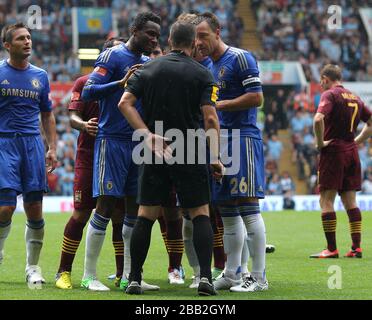 Chelseas John Terry (rechts) und Jon Obi Mikel haben ein Wort mit Schiedsrichter Kevin Friend, nachdem sie Chelseas Branislav Ivanovic abgeschickt haben Stockfoto