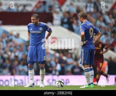 Chelsea Frank Lampard (links) und Fernando Torres (rechts) stehen im Mittelkreis, nachdem Manchester City ihr drittes Tor erzielt hat Stockfoto