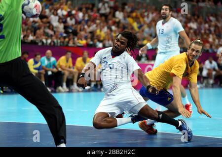 Cedric Sorhaindo punktet für Frankreich beim Goldmedaillenspiel des Handball-Wettbewerbs der Männer in der Copper Box Handball Arena, London. Stockfoto