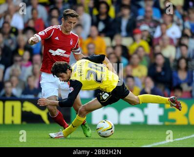 Watfords Diego Fabbrini (rechts) und der Chris Cohen (links) von Nottingham Forest kämpfen um den Ball. Stockfoto