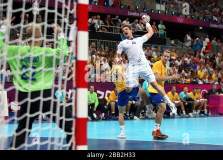 Xavier Barachet punktet für Frankreich beim Goldmedaillenspiel des Handball-Wettbewerbs der Männer in der Copper Box Handball Arena, London. Stockfoto