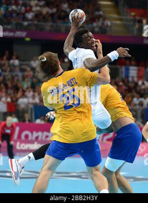 Die Schweden Kim Ekdahl du Reitz und Magnus Jernemyr-Block den französischen Luc Abalo während des Goldmedaillenspiels des Handball-Wettbewerbs der Männer in der Copper Box Handball Arena, London. Stockfoto