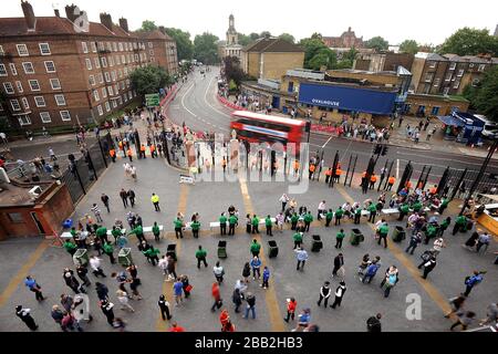 Fans betreten das Kia Oval am fünften Tag des Fifth Investec Ashes Tests Stockfoto