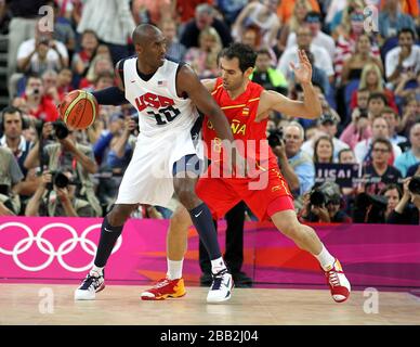 Der US-Amerikaner Kobe Bryant und Spaniens Jose Calderon waren während des Basketballfinales der Männer an sechzehn Olympischen Spielen in der North Greenwich Arena in London im Einsatz. Stockfoto