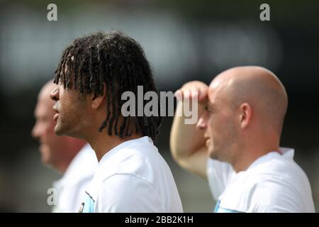 Coventry City Trainer Richard Shaw und Lee Carsley (rechts) sehen das Spiel Stockfoto