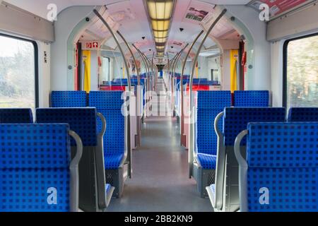 Innenansicht einer leeren S-Bahn (ÖPNV). Die Zahl der Personen, die öffentliche Verkehrsmittel nutzen, ist durch Coronavirus deutlich zurückgegangen. Stockfoto