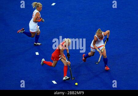 Großbritanniens Alex Danson im Einsatz gegen die niederländischen Sophie Polkamp (links) und Caia van Maasakker (rechts) während ihres Pools EIN Spiel im Riverside Stadium am 10. Tag der Olympischen Spiele 2012 in London. Stockfoto