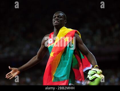 Kirani James aus Grenada feiert den Gewinn des 400-m-Endspiels der Männer im Olympiastadion London Stockfoto