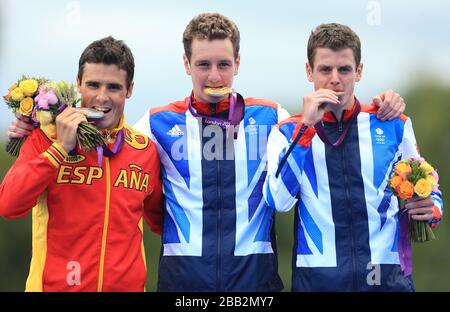 Großbritanniens Alastair Brownlee (Mitte), Jonathan Brownlow und Spaniens Javier Gomez (links) feiern ihre Medaillen im Herren-Triathlon Stockfoto