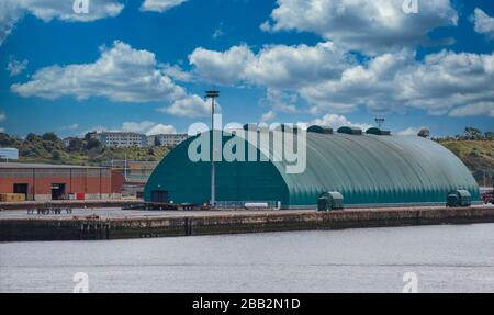 Old Metal Quonset Hut an der Küste Stockfoto