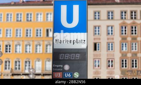 Schild an der U-Bahn und S-Bahn-Station am Marienplatz. Fassaden historischer Häuser im Hintergrund. Panorama. Stockfoto