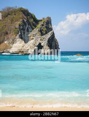 Beliebter Fotopunkt und Touristenziel Atuh Beach, auf der Insel Nusa Penida, Bali, Indonesien, mit besonderen Felsklippen und türkisfarbenem Wasser Stockfoto