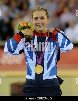 Die britische Laura Trott feiert mit ihrer Goldmedaille, nachdem sie das Omnium der Frauen gewonnen hat Stockfoto