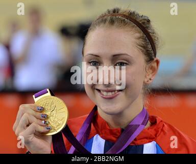 Die britische Laura Trott feiert mit ihrer Goldmedaille, nachdem sie das Omnium der Frauen gewonnen hat Stockfoto