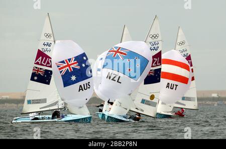 Aktion im zehnten olympischen 470-Rennen der Frauen vor Weymouth heute. Stockfoto