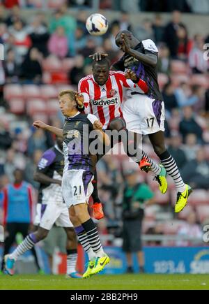 Die Spieler Jozy Altidore (Mitte) von Sunderland werden während des Barclays Premier League-Spiels Sunderland gegen Liverpool von den Liverpools Leiva Lucas (links) und Mamadou Sakho (rechts) angefochten Stockfoto