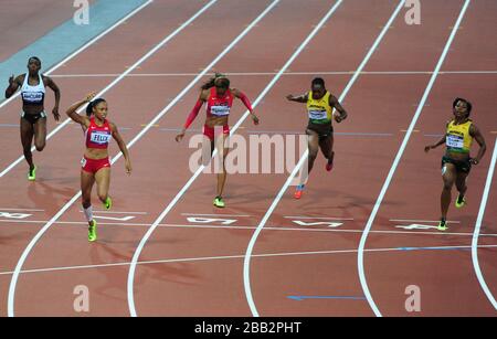 Die Amerikanerin Allyson Felix (links) kommt nach Hause, um das 200-m-Finale der Frauen aus Jamaikas Shelly-Ann Fraser-Pryce (rechts) im Olympiastadion London zu gewinnen Stockfoto