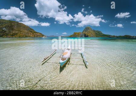 El Nido-Bucht. Palawan Insel, Philippinen. Einsames filippino Fischerboot in der flachen Lagune am Mittag. Reisen Sie exotisch Stockfoto