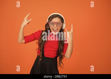 Cooler Track. Play list für die Partei. Musik Konzept. Kid tragen Brillen. Brillen Fashion Store. Mädchen mit Brille orange hinterlegt. Veranstaltung und Unterhaltung. Party girl. Party Zubehör. Spaß haben. Stockfoto