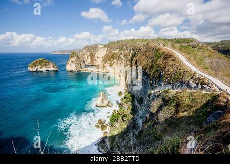 Beliebter Fotopunkt und Touristenziel Atuh Beach und Cliff, auf der Insel Nusa Penida, Bali, Indonesien mit Felsklippe und tropischem Strand Stockfoto