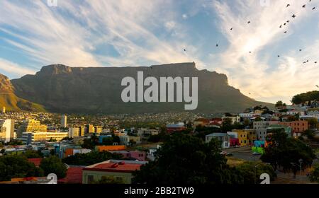 Schöner Blick von Bo-Kaap oder Malaiisch am sonnigen Tag mit Tafelberg im Hintergrund vor Sonnenuntergang. Stockfoto