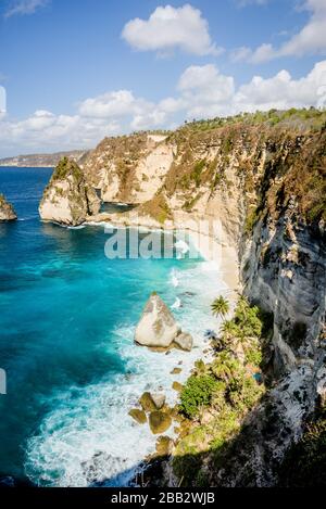 Beliebter Fotopunkt und Touristenziel Atuh Beach und Cliff, auf der Insel Nusa Penida, Bali, Indonesien mit Felsklippe und tropischem Strand Stockfoto