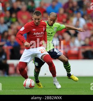 Radoslaw Majewski (links) von Nottingham Forest und Karim El Ahmadi von Aston Villa (rechts). Stockfoto