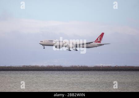 Eine Boeing 777-3F2er der Turkish Airlines aus Istanbul landet am Freitag, 27. September 2019, in San Francisco, USA, auf dem San Francisco International Airport (SFO). (Foto von IOS/Espa-Images) Stockfoto