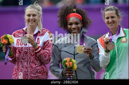 Die US-Amerikanerin Serena Williams (Mitte) mit ihrer Olympia-Goldmedaille, Russlands Maria Sharapova (links) mit ihrer Olympia-Silbermedaille und die Weißrussin Victoria Asarenka mit ihrer Olympia-Bronze-Medaille, nach der Siegerehrung für das Finale des Dameneinzels im olympischen Tennislokal Wimbledon. Stockfoto