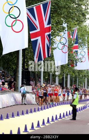 Athleten nehmen am achten Tag der Olympischen Spiele 2012 in London am 20-km-Rennspaziergang der Männer auf der Mall, London, Teil. Stockfoto