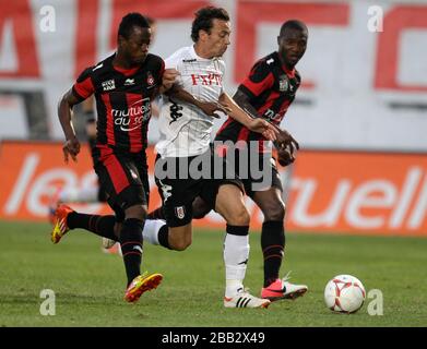 Special for Press Association: Fulham's Simon Davies, Center, Challenges for the Ball with Nice's Kafoumba Coulibaly of Ivory Coast, Left und Nice Franck Dja Djedje von der Elfenbeinküste, während eines freundschaftlichen Fußballspiels, Samstag, 4. August 2012, im Nizza-Stadion im Südosten Frankreichs. (AP Photo/Lionel Cironneau, ) Stockfoto