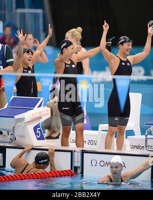 Das japanische Team für Damen 4 x 100 m Medley Relay feiert den Gewinn der Bronzemedaille im Aquatic Center Stockfoto