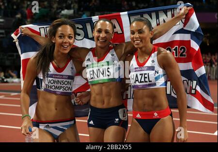 Die britische Jessica Ennis (Center) feiert ihre Heptathlon-Goldmedaille mit ihren Teamkolleginnen Louise Hazel (rechts) und Katarina Johnson-Thompson Stockfoto