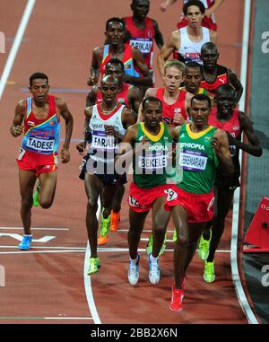 Großbritanniens Mo Farah (links) auf seinem Weg zum Gewinn des 10.000-m-Endspiels der Männer Stockfoto