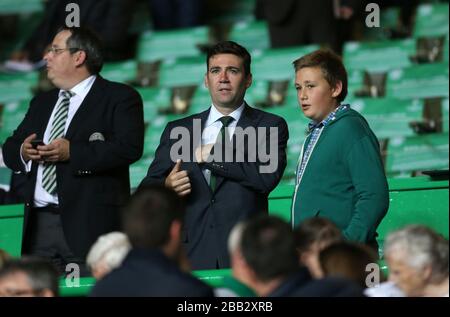 Schatten-Gesundheitsminister Andy Burnham (Mitte) auf den Tribünen. Stockfoto