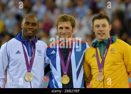 Der britische Jason Kenny (Center) feiert mit seiner Goldmedaille neben dem Silbermedaillengewinner Gregory Bauge (links) und dem Bronzemedaillengewinner Australiens Shane Perkins nach dem Sprint Finale der Männer Stockfoto