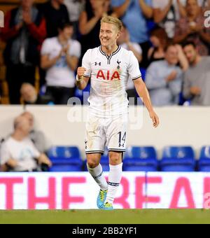 Lewis Holtby von Tottenham Hotspur feiert, nachdem er gegen Dinamo Tiflis das dritte Tor auf seiner Seite erzielt hatte. Stockfoto