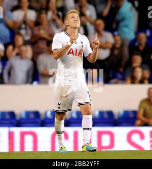 Lewis Holtby von Tottenham Hotspur feiert, nachdem er gegen Dinamo Tiflis das dritte Tor auf seiner Seite erzielt hatte. Stockfoto