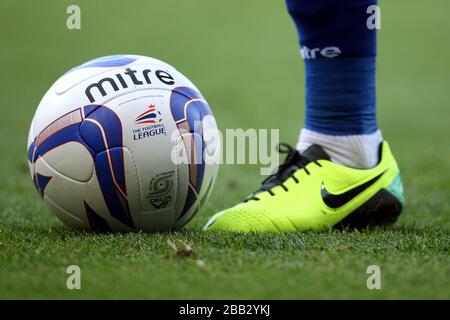 Details zu einem Mitre Football- und Nike Fußballschuh. Stockfoto