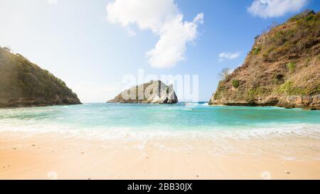 Beliebter Fotopunkt und Reiseziel Atuh Beach in Nusa Penida, Bali, Indonesien. Tropischer weißer Sandstrand mit Meeresfelsen und Klippen in der dis Stockfoto