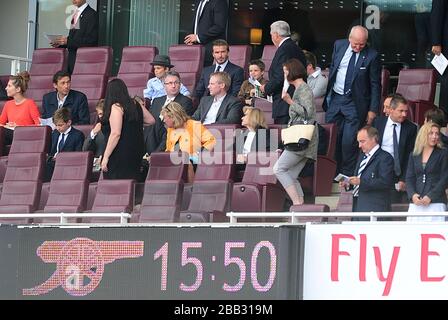 David Beckham (Top-Center) auf den Tribünen mit seinen Söhnen Romeo, Cruz und Brooklyn. Stockfoto