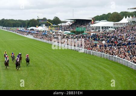 Eine allgemeine Ansicht, wie die Läufer und Fahrer der Markel Insurance Nassaus Stakes die Tribünen auf der Goodwood Racecourse passieren Stockfoto