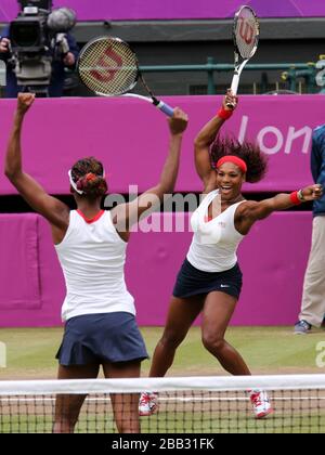 Serena und Venus Williams aus den USA feiern den Gewinn ihres Endspiels im olympischen Doppel in Wimbledon bei den Olympischen Spielen 2012 in London. Stockfoto