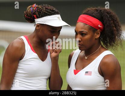 Serena und Venus Williams der USA während ihres olympischen Doppelfinales in Wimbledon bei den Olympischen Spielen 2012 in London Stockfoto